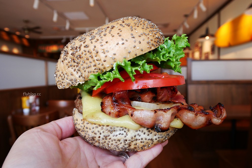 【台中梧棲】Kua-Aina 夏威夷漢堡,連歐巴馬都愛的夏威夷漢堡,還可以欣賞三井outlet無敵海景 @飛天璇的口袋