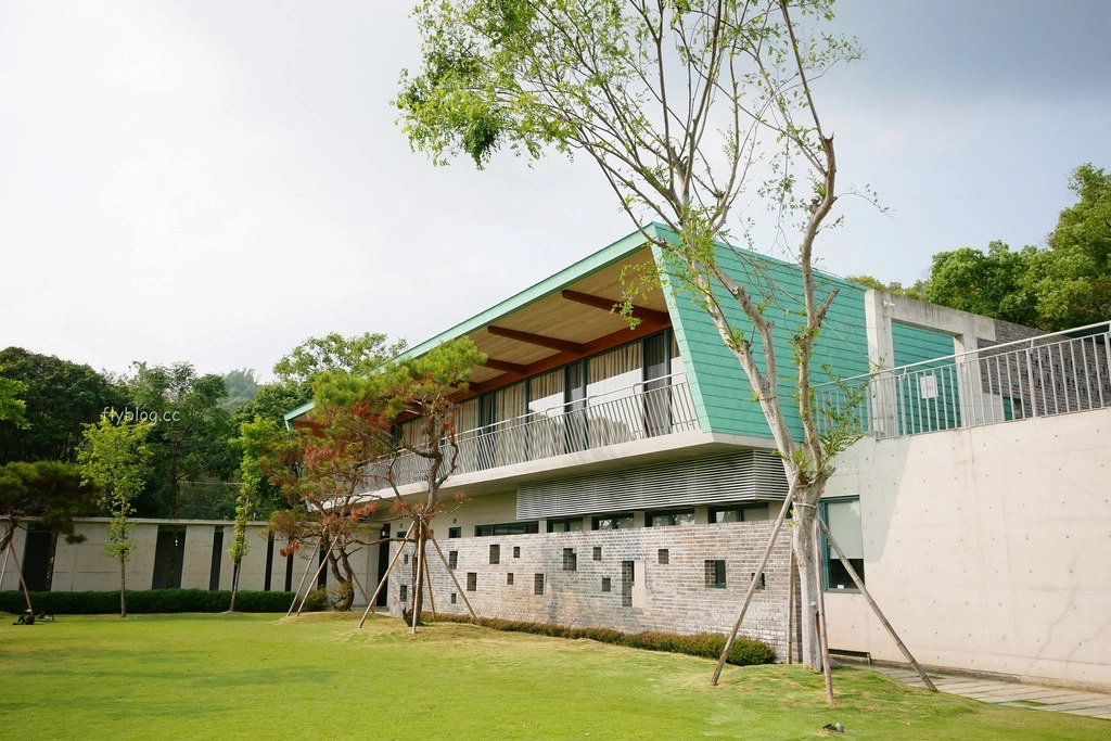 南投草屯|毓繡美術館.2016台灣建築大賞首獎,漂亮的清水模建築工法,南投草屯熱門IG打卡景點(需預約) @飛天璇的口袋