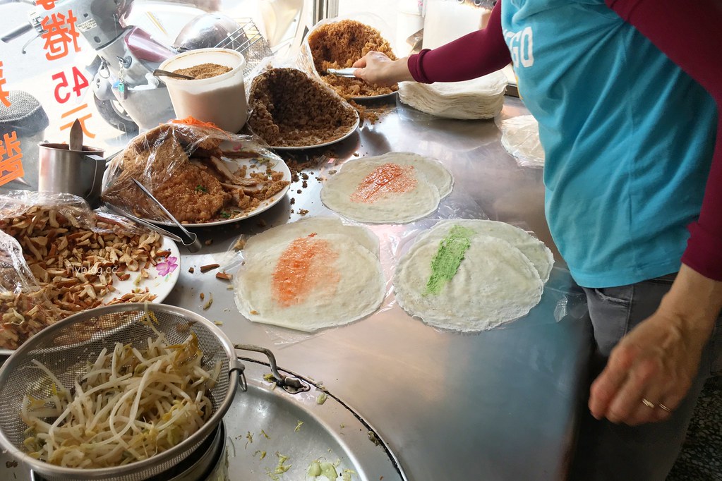 台中西區|游記手工潤餅,第五市場排隊潤餅店,皮薄料多真材實換的好味道 @飛天璇的口袋