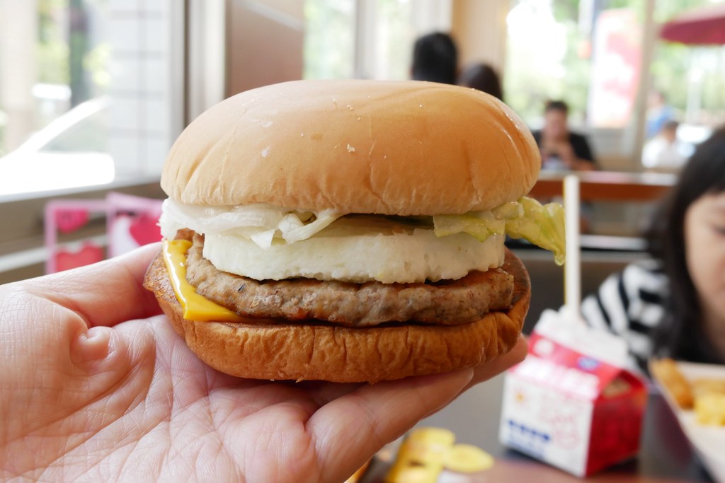 麥當勞.台中崇德二店:用鬆餅大早餐與孩子一起度過愜意美好的晨間時光,24小時營業不打烊還有得來速超方便 @飛天璇的口袋