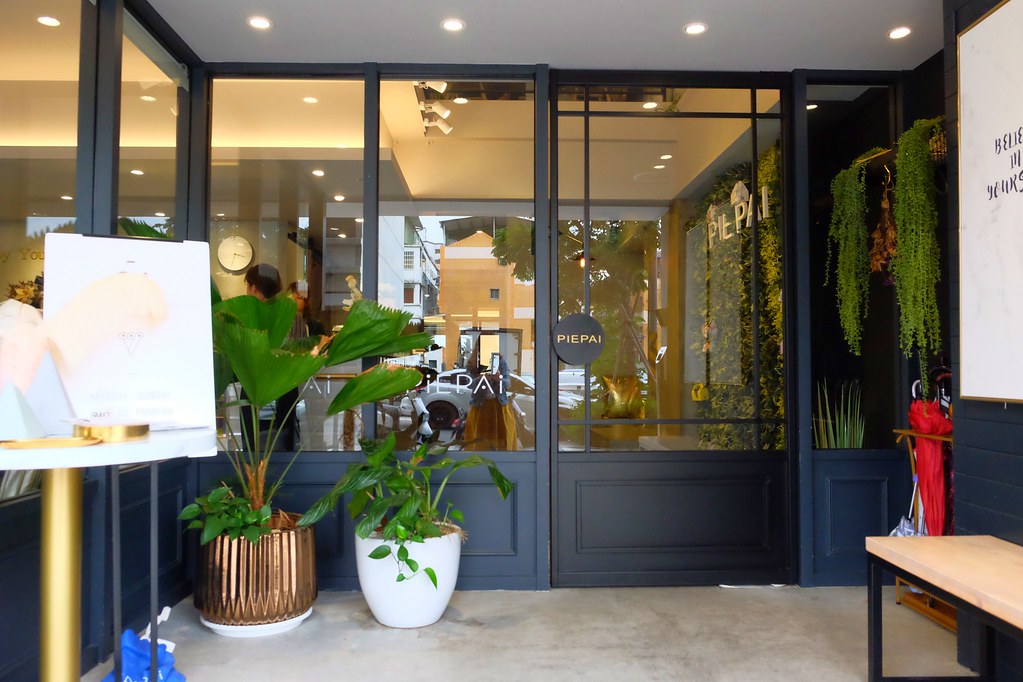 PIEPAI Cafe┃桃園美食:超夢幻網美咖啡館,桃園IG打卡名店,甜點夢幻又好拍,寵物友善餐廳 @飛天璇的口袋