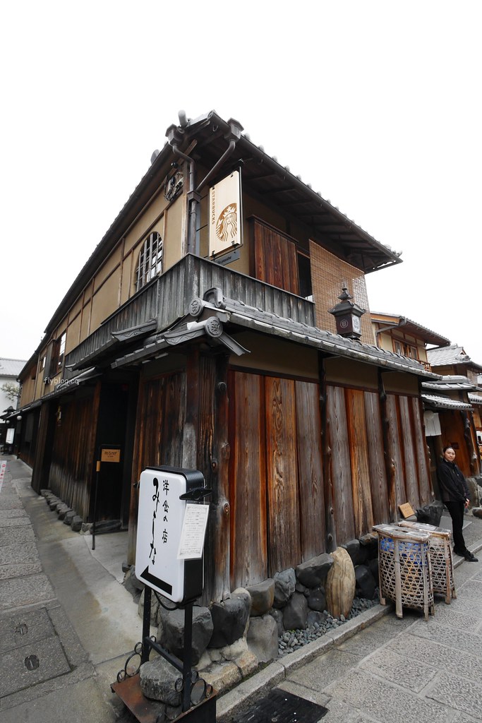 日本京都|二年坂星巴克.全球唯一有榻榻米座椅的星巴克,京都二年坂ヤサカ茶屋店 @飛天璇的口袋