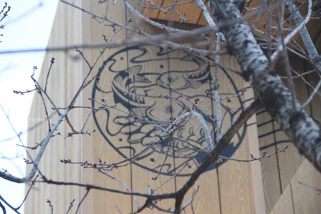 新社郵局|充滿童趣的可愛郵局,以地方特產香菇為主題,櫻花盛開時更添浪漫 @飛天璇的口袋