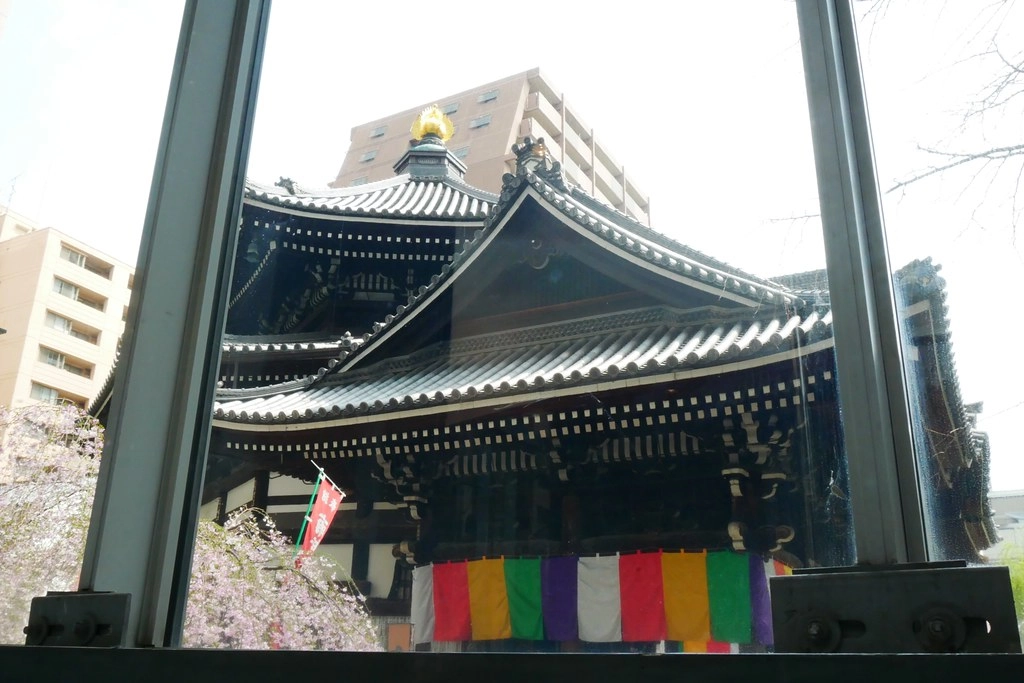 日本京都|六角堂 X 星巴克|日本Starbucks特色店,坐在落地窗前欣賞千年佛寺櫻花美景 @飛天璇的口袋