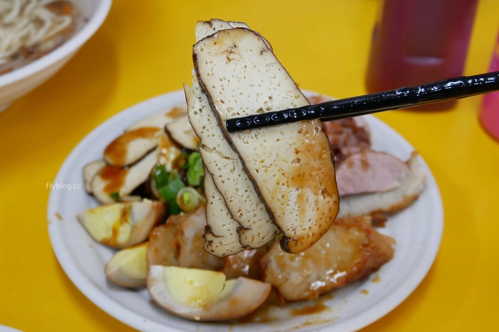 台中西區|正老牌魷魚羹麵.第五市場超人氣小吃店,在地30年的樸實好味道 @飛天璇的口袋