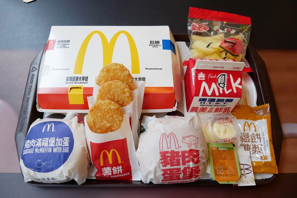 麥當勞.台中崇德二店:用鬆餅大早餐與孩子一起度過愜意美好的晨間時光,24小時營業不打烊還有得來速超方便 @飛天璇的口袋