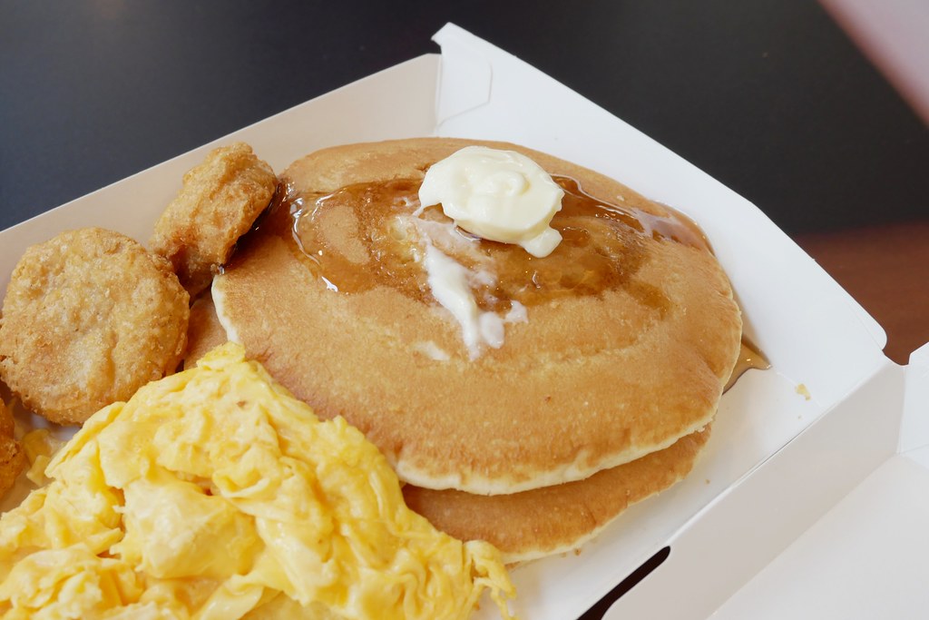 麥當勞.台中崇德二店:用鬆餅大早餐與孩子一起度過愜意美好的晨間時光,24小時營業不打烊還有得來速超方便 @飛天璇的口袋