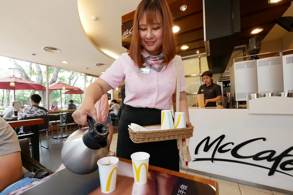 麥當勞.台中崇德二店:用鬆餅大早餐與孩子一起度過愜意美好的晨間時光,24小時營業不打烊還有得來速超方便 @飛天璇的口袋