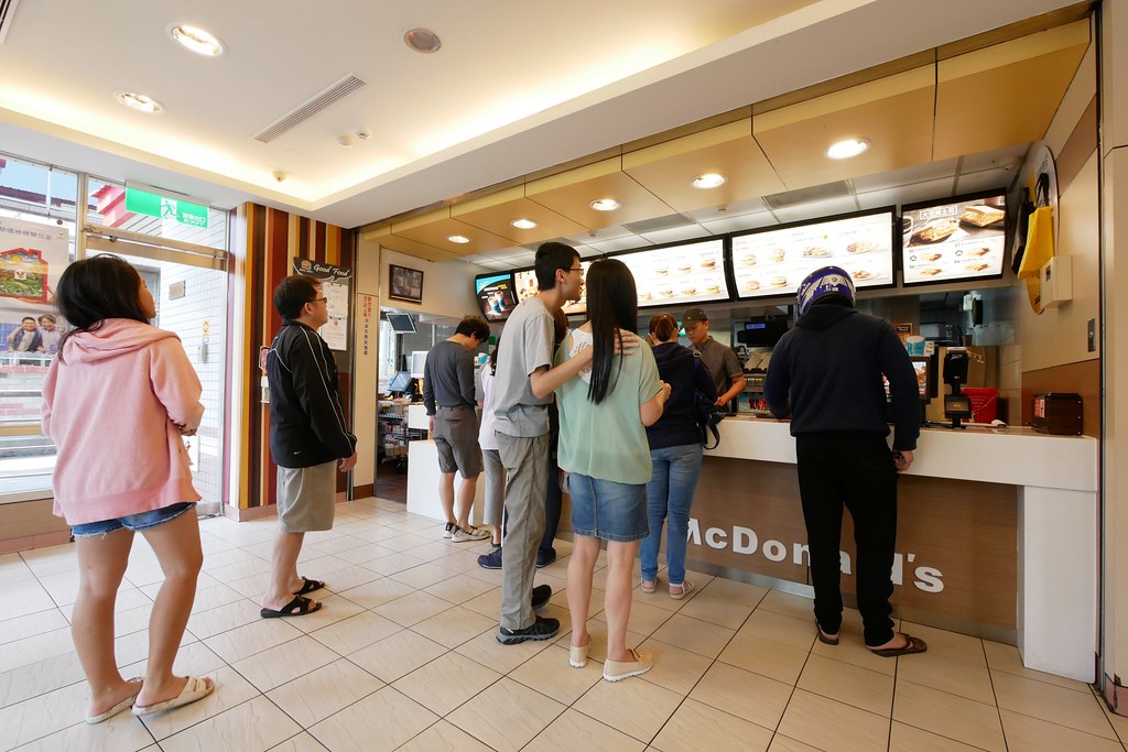 麥當勞.台中崇德二店:用鬆餅大早餐與孩子一起度過愜意美好的晨間時光,24小時營業不打烊還有得來速超方便 @飛天璇的口袋