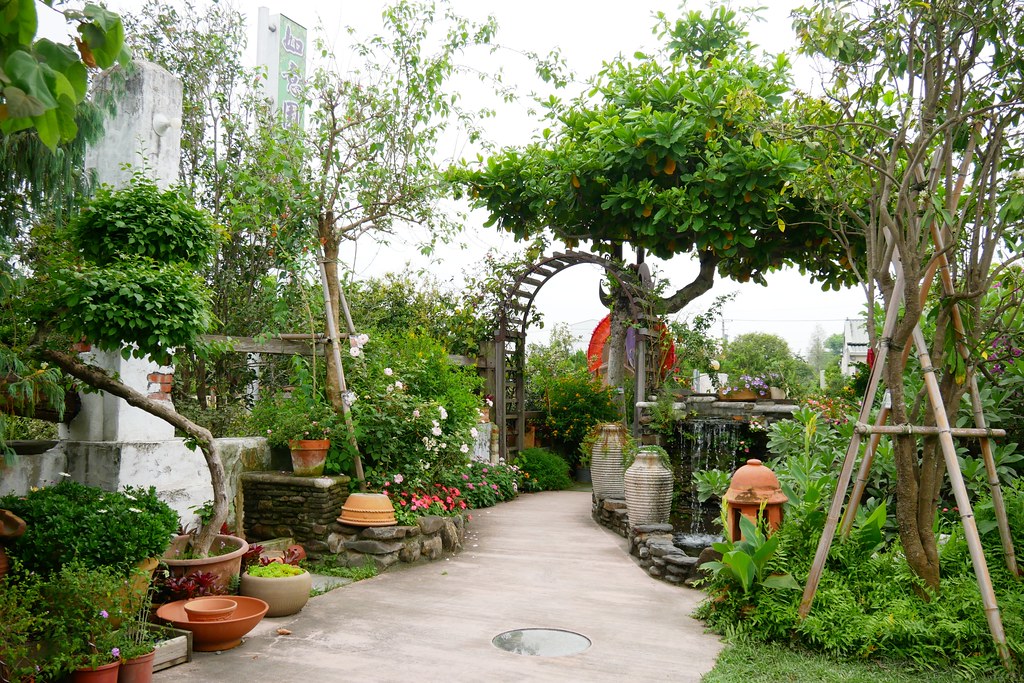 田尾綠海咖啡館|唯美純白希臘建築景觀餐廳,佈滿花花草草的綠色庭院 @飛天璇的口袋