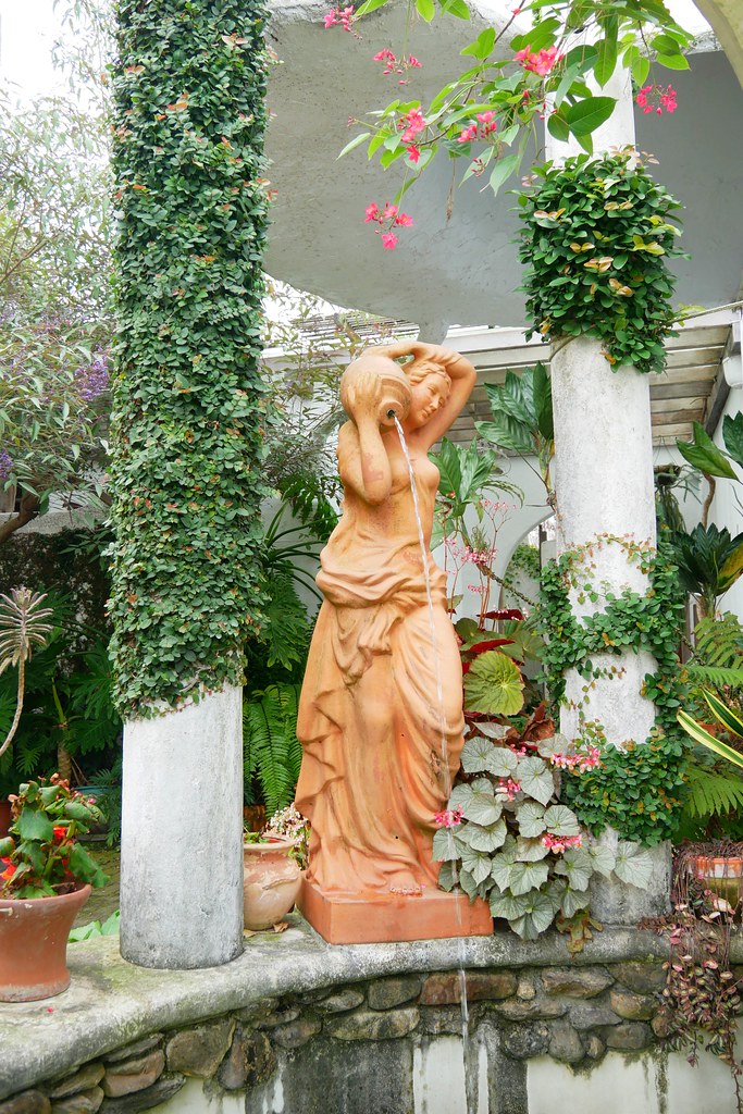 田尾綠海咖啡館|唯美純白希臘建築景觀餐廳,佈滿花花草草的綠色庭院 @飛天璇的口袋