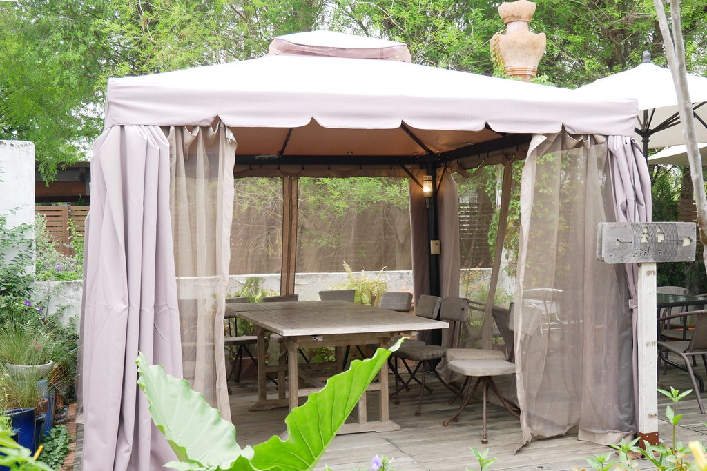 田尾綠海咖啡館|唯美純白希臘建築景觀餐廳,佈滿花花草草的綠色庭院 @飛天璇的口袋