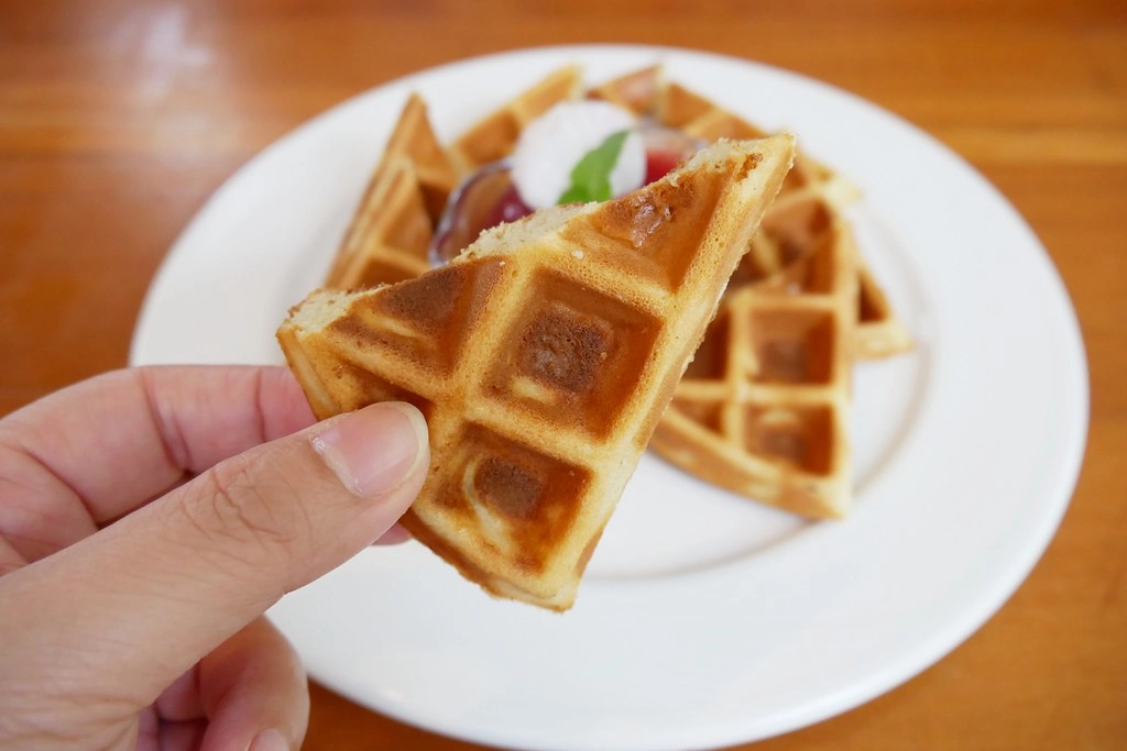 田尾綠海咖啡館|唯美純白希臘建築景觀餐廳,佈滿花花草草的綠色庭院 @飛天璇的口袋