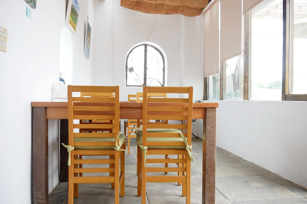 田尾綠海咖啡館|唯美純白希臘建築景觀餐廳,佈滿花花草草的綠色庭院 @飛天璇的口袋