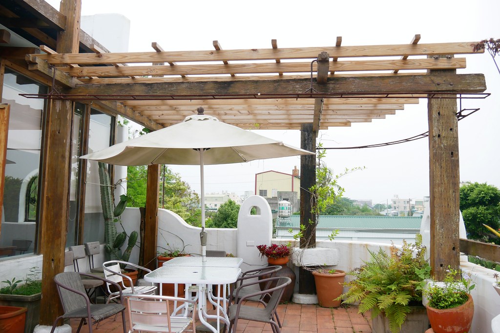 田尾綠海咖啡館|唯美純白希臘建築景觀餐廳,佈滿花花草草的綠色庭院 @飛天璇的口袋