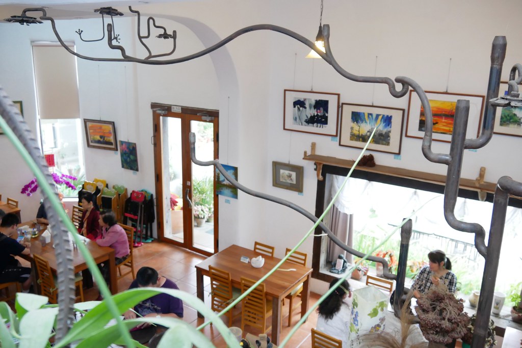 田尾綠海咖啡館|唯美純白希臘建築景觀餐廳,佈滿花花草草的綠色庭院 @飛天璇的口袋