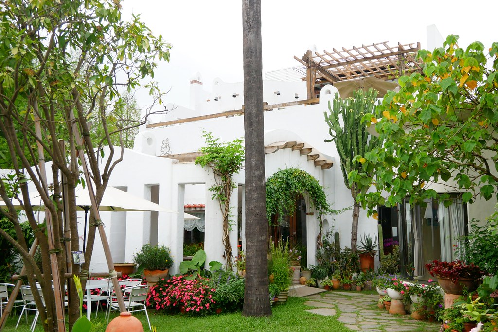 田尾綠海咖啡館|唯美純白希臘建築景觀餐廳,佈滿花花草草的綠色庭院 @飛天璇的口袋