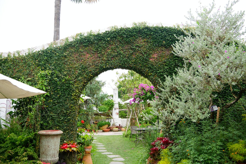 田尾綠海咖啡館|唯美純白希臘建築景觀餐廳,佈滿花花草草的綠色庭院 @飛天璇的口袋