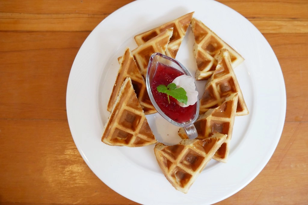 田尾綠海咖啡館|唯美純白希臘建築景觀餐廳,佈滿花花草草的綠色庭院 @飛天璇的口袋