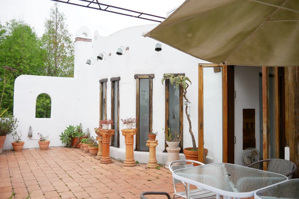 田尾綠海咖啡館|唯美純白希臘建築景觀餐廳,佈滿花花草草的綠色庭院 @飛天璇的口袋