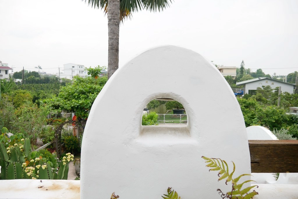 田尾綠海咖啡館|唯美純白希臘建築景觀餐廳,佈滿花花草草的綠色庭院 @飛天璇的口袋