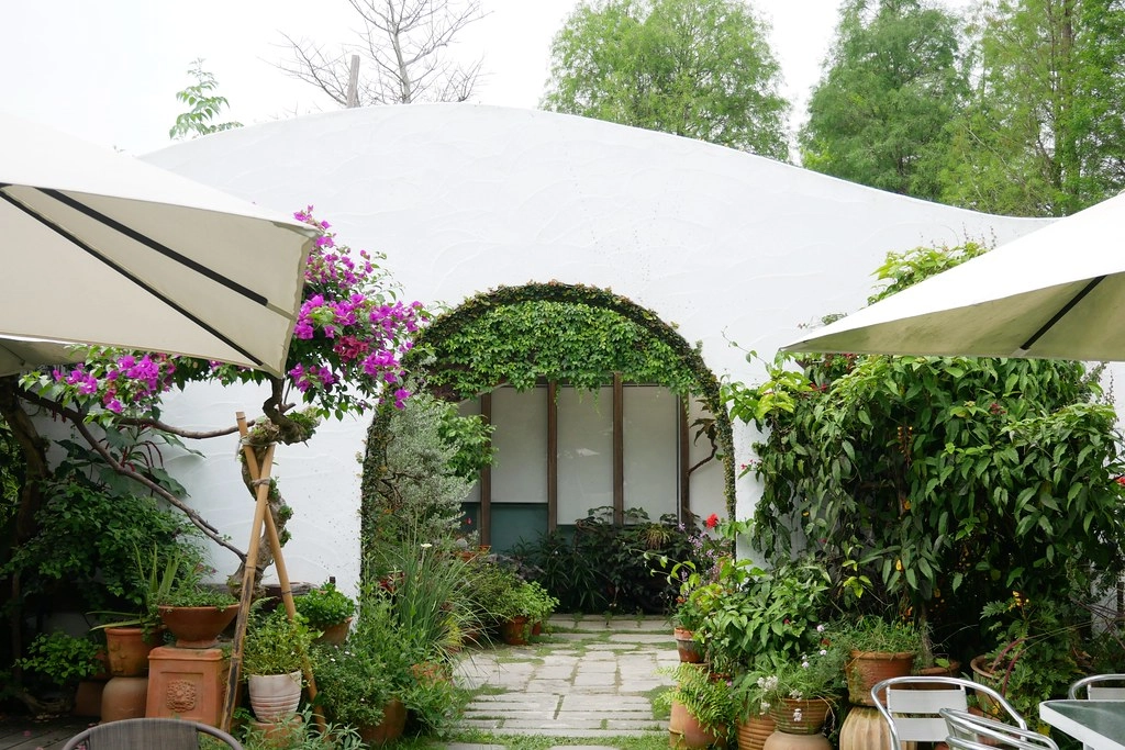 田尾綠海咖啡館|唯美純白希臘建築景觀餐廳,佈滿花花草草的綠色庭院 @飛天璇的口袋