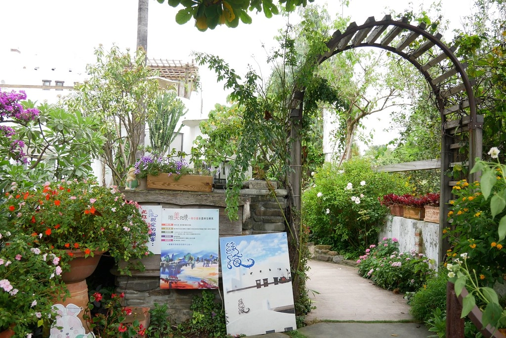 田尾綠海咖啡館|唯美純白希臘建築景觀餐廳,佈滿花花草草的綠色庭院 @飛天璇的口袋