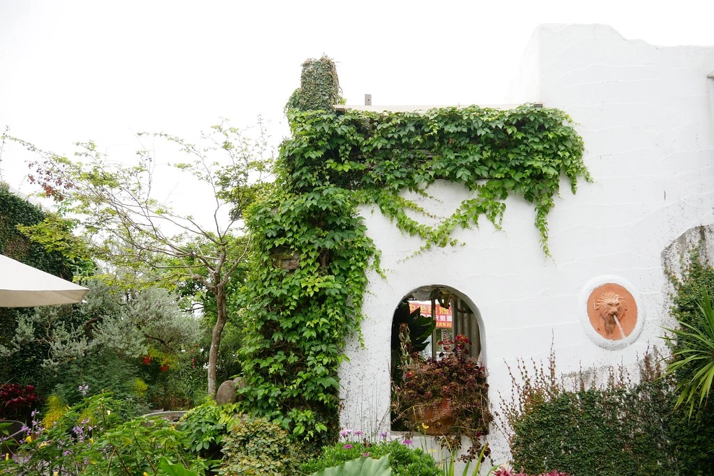 田尾綠海咖啡館|唯美純白希臘建築景觀餐廳,佈滿花花草草的綠色庭院 @飛天璇的口袋