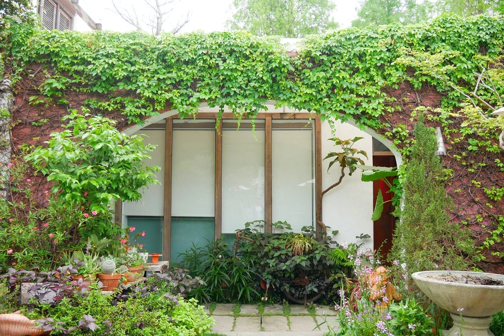 田尾綠海咖啡館|唯美純白希臘建築景觀餐廳,佈滿花花草草的綠色庭院 @飛天璇的口袋