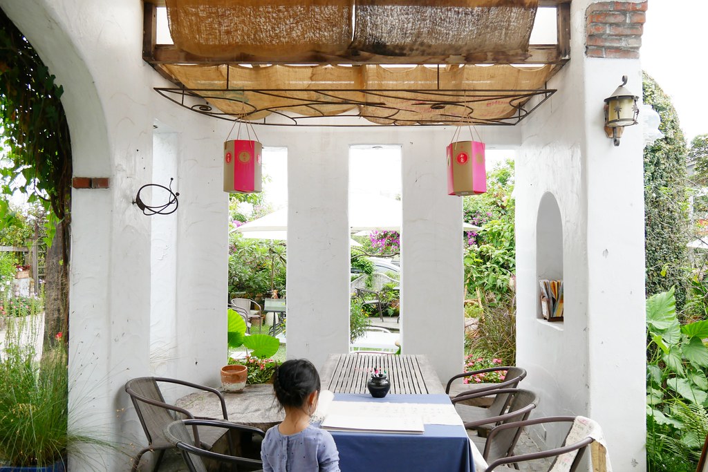 田尾綠海咖啡館|唯美純白希臘建築景觀餐廳,佈滿花花草草的綠色庭院 @飛天璇的口袋