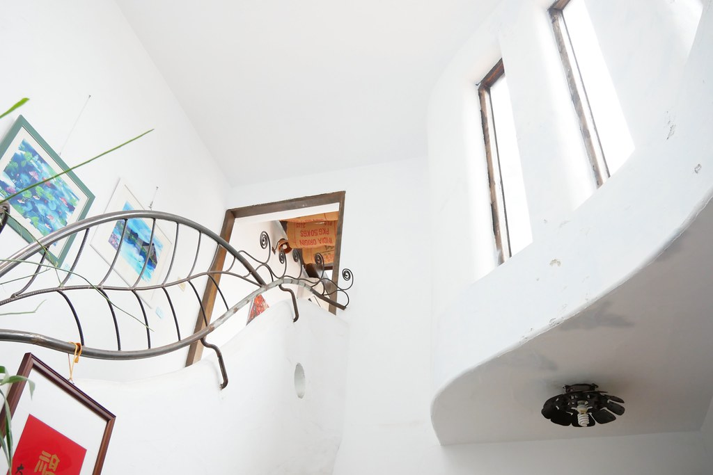 田尾綠海咖啡館|唯美純白希臘建築景觀餐廳,佈滿花花草草的綠色庭院 @飛天璇的口袋