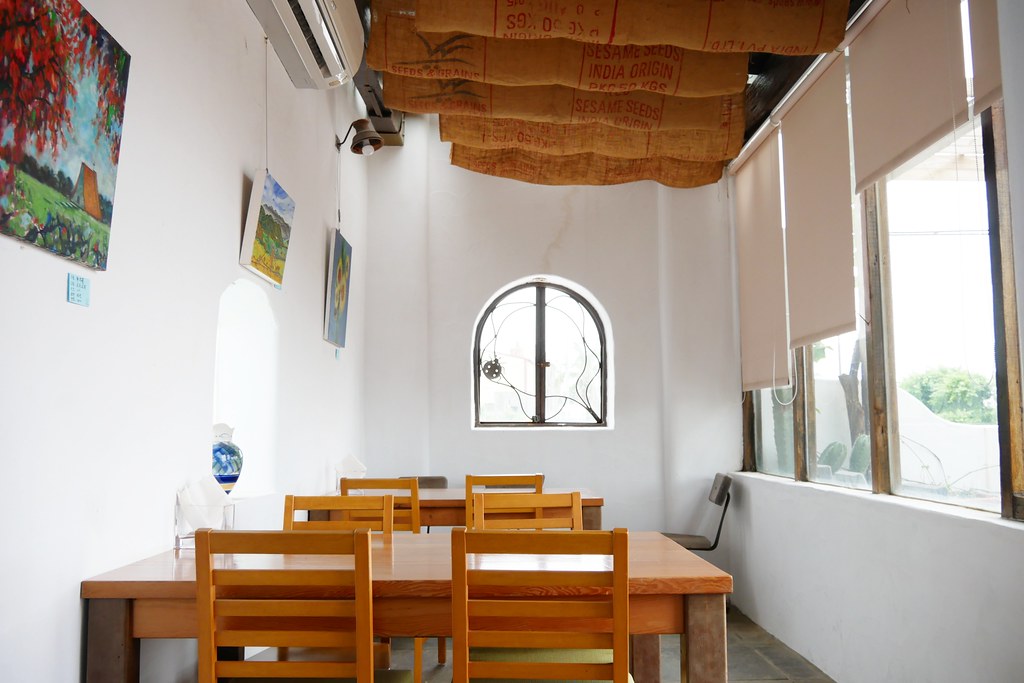 田尾綠海咖啡館|唯美純白希臘建築景觀餐廳,佈滿花花草草的綠色庭院 @飛天璇的口袋