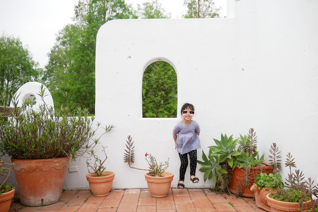 田尾綠海咖啡館|唯美純白希臘建築景觀餐廳,佈滿花花草草的綠色庭院 @飛天璇的口袋
