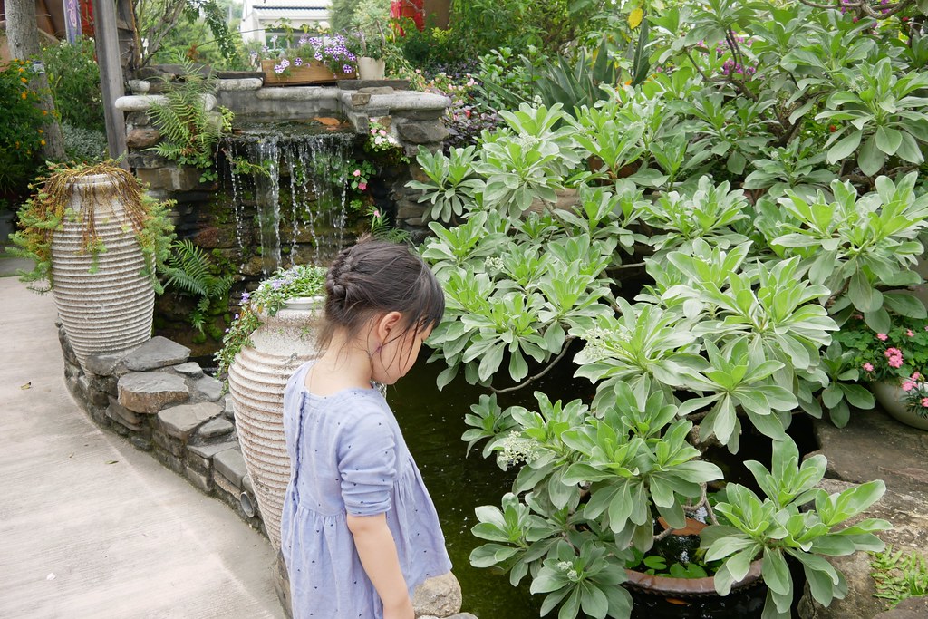 田尾綠海咖啡館|唯美純白希臘建築景觀餐廳,佈滿花花草草的綠色庭院 @飛天璇的口袋