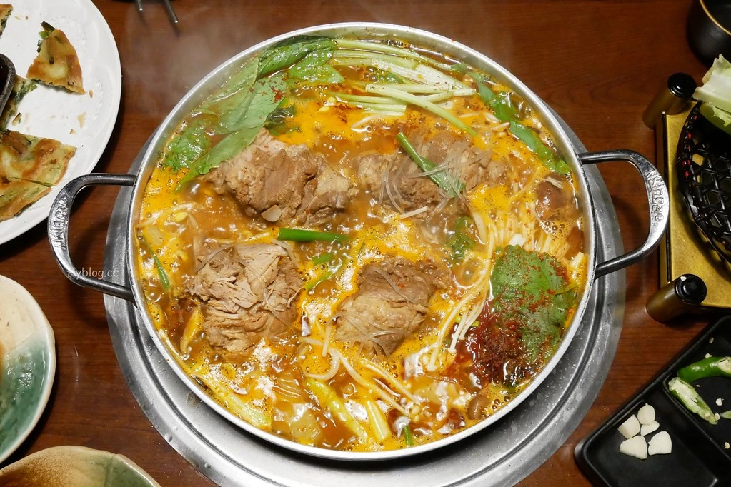 韓金館|網友評價台北最道地的韓式餐廳,終於吃到思思念念的馬鈴薯鍋,有芝麻葉就給讚! @飛天璇的口袋