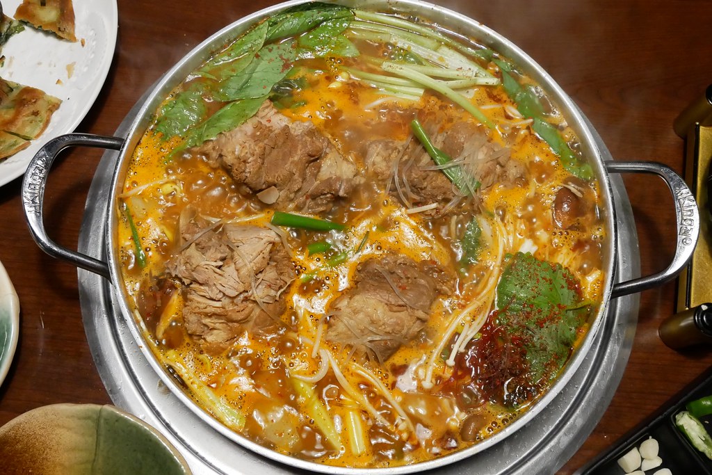 韓金館|網友評價台北最道地的韓式餐廳,終於吃到思思念念的馬鈴薯鍋,有芝麻葉就給讚! @飛天璇的口袋