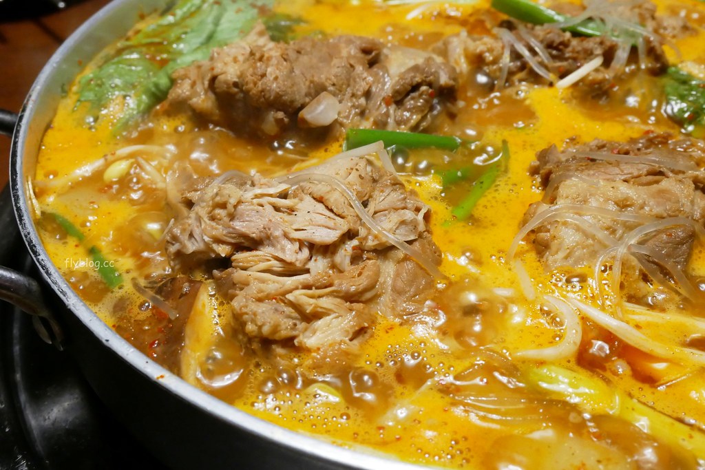 韓金館|網友評價台北最道地的韓式餐廳,終於吃到思思念念的馬鈴薯鍋,有芝麻葉就給讚! @飛天璇的口袋