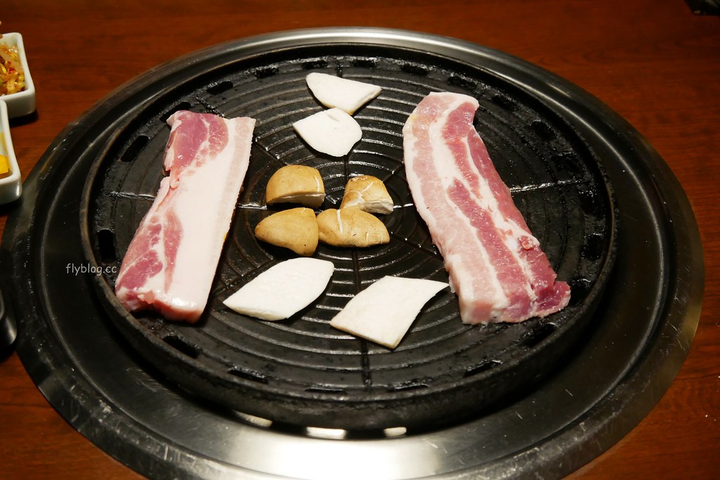 韓金館|網友評價台北最道地的韓式餐廳,終於吃到思思念念的馬鈴薯鍋,有芝麻葉就給讚! @飛天璇的口袋