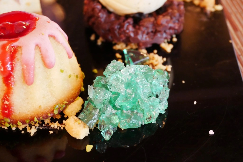 亞都麗緻大飯店巴賽麗廳|暑假瘋科幻下午茶!地心歷險記華麗啟程 X 主廚冰島鹹點探索北國美味 X 造型甜點共譜文學瑰麗篇章 @飛天璇的口袋