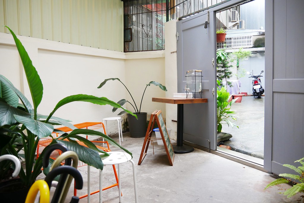 嘉義西區|伴伴鬆餅:老宅賦與新生命,嘉義超人氣鬆餅店,等待絕對是值得的 @飛天璇的口袋