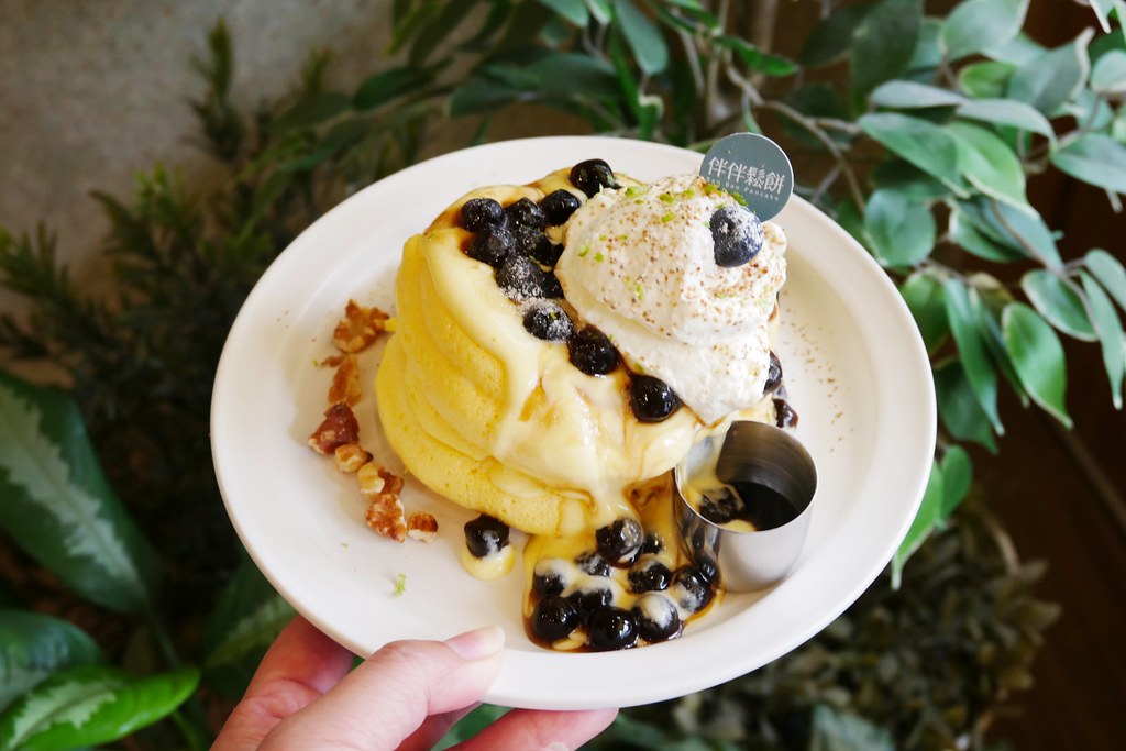 嘉義西區|伴伴鬆餅:老宅賦與新生命,嘉義超人氣鬆餅店,等待絕對是值得的 @飛天璇的口袋