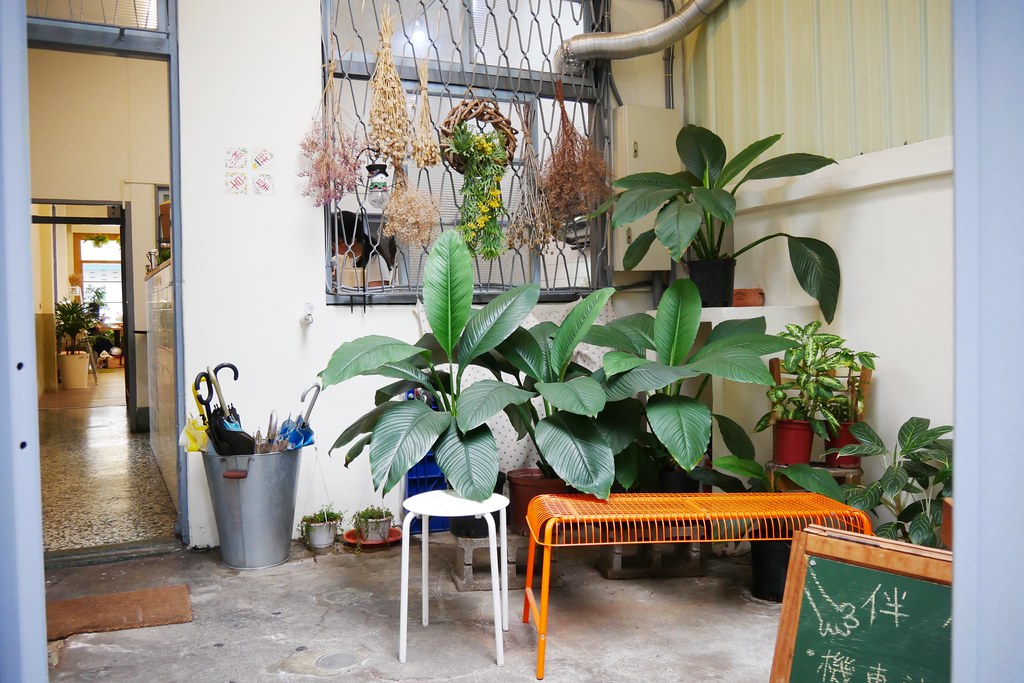 嘉義西區|伴伴鬆餅:老宅賦與新生命,嘉義超人氣鬆餅店,等待絕對是值得的 @飛天璇的口袋