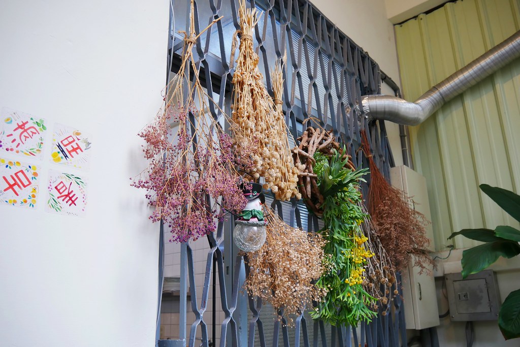 嘉義西區|伴伴鬆餅:老宅賦與新生命,嘉義超人氣鬆餅店,等待絕對是值得的 @飛天璇的口袋