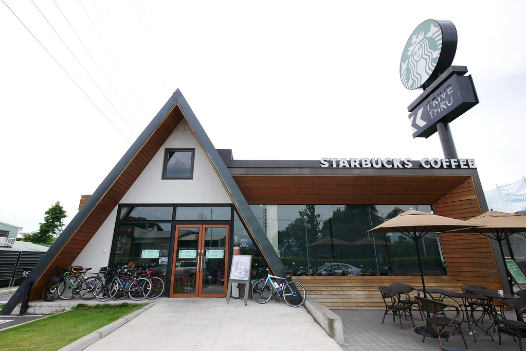 嘉義民雄|民雄星巴克,歐洲教堂式建築星巴克,嘉義最潮的IG打卡景點 @飛天璇的口袋