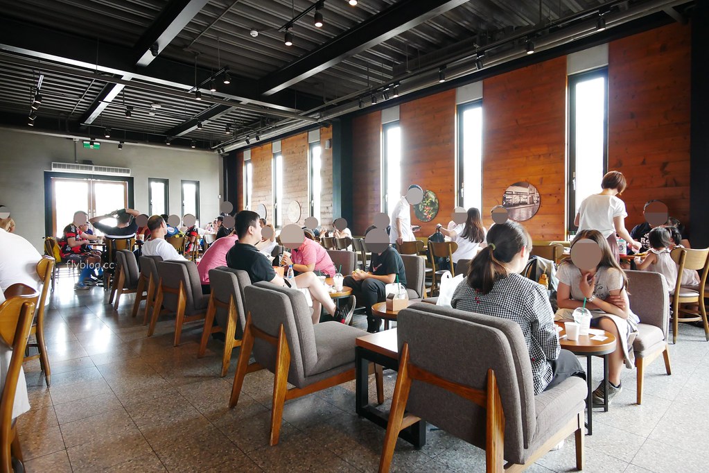 嘉義民雄|民雄星巴克,歐洲教堂式建築星巴克,嘉義最潮的IG打卡景點 @飛天璇的口袋