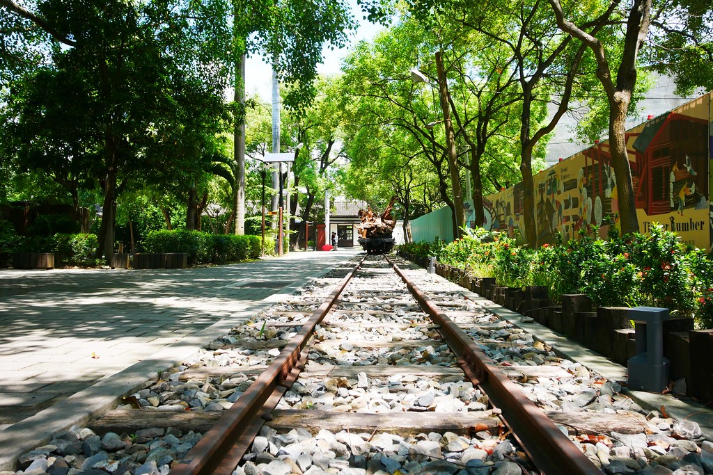 嘉義製材所園區┃嘉義景點:網紅IG拍照打卡新景點,藍天白雲大草原好悠閒,隱身城市中的小清新 @飛天璇的口袋