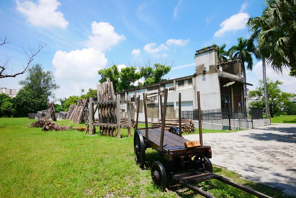 嘉義製材所園區┃嘉義景點:網紅IG拍照打卡新景點,藍天白雲大草原好悠閒,隱身城市中的小清新 @飛天璇的口袋
