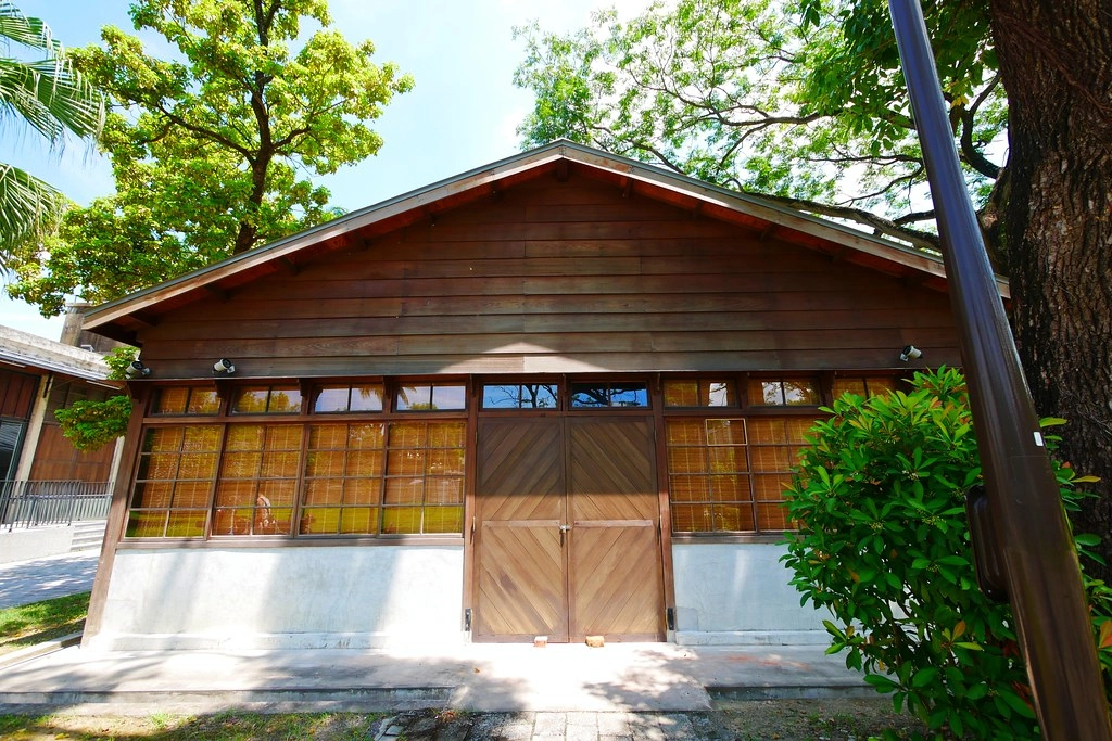 嘉義製材所園區┃嘉義景點:網紅IG拍照打卡新景點,藍天白雲大草原好悠閒,隱身城市中的小清新 @飛天璇的口袋