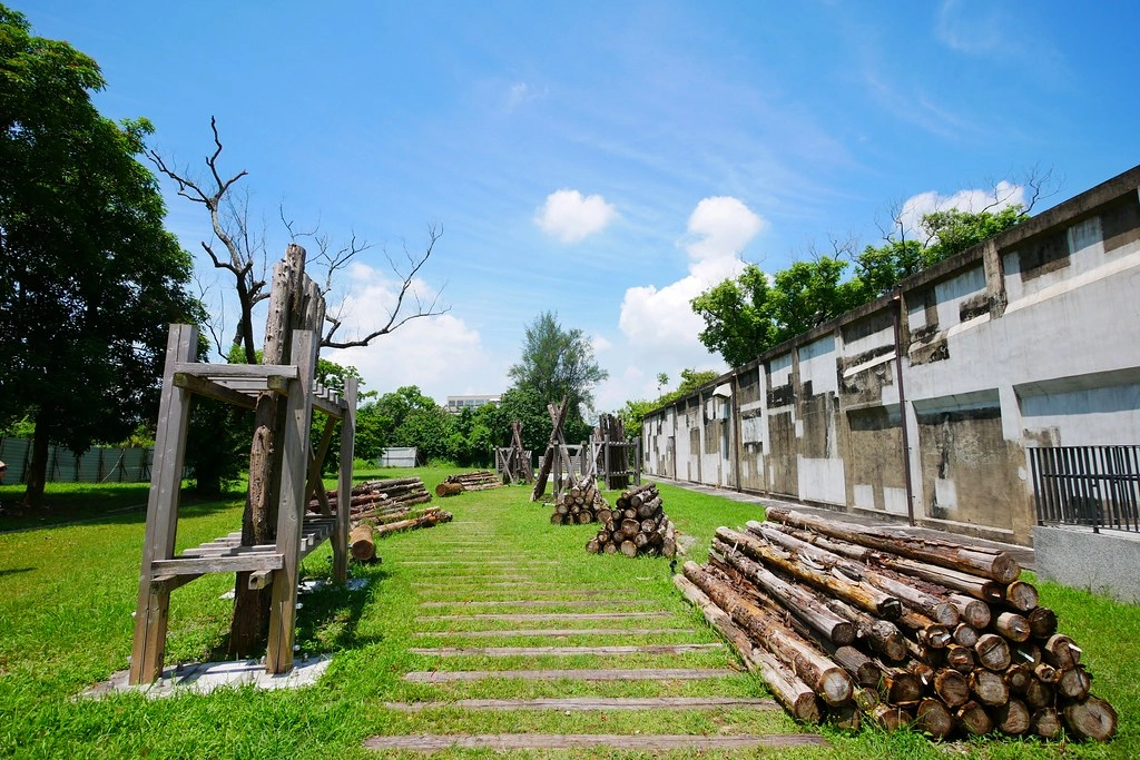 嘉義製材所園區┃嘉義景點:網紅IG拍照打卡新景點,藍天白雲大草原好悠閒,隱身城市中的小清新 @飛天璇的口袋