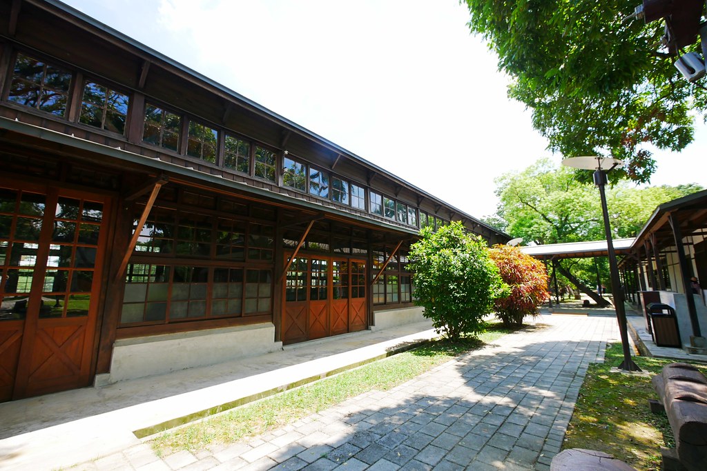 嘉義製材所園區┃嘉義景點:網紅IG拍照打卡新景點,藍天白雲大草原好悠閒,隱身城市中的小清新 @飛天璇的口袋